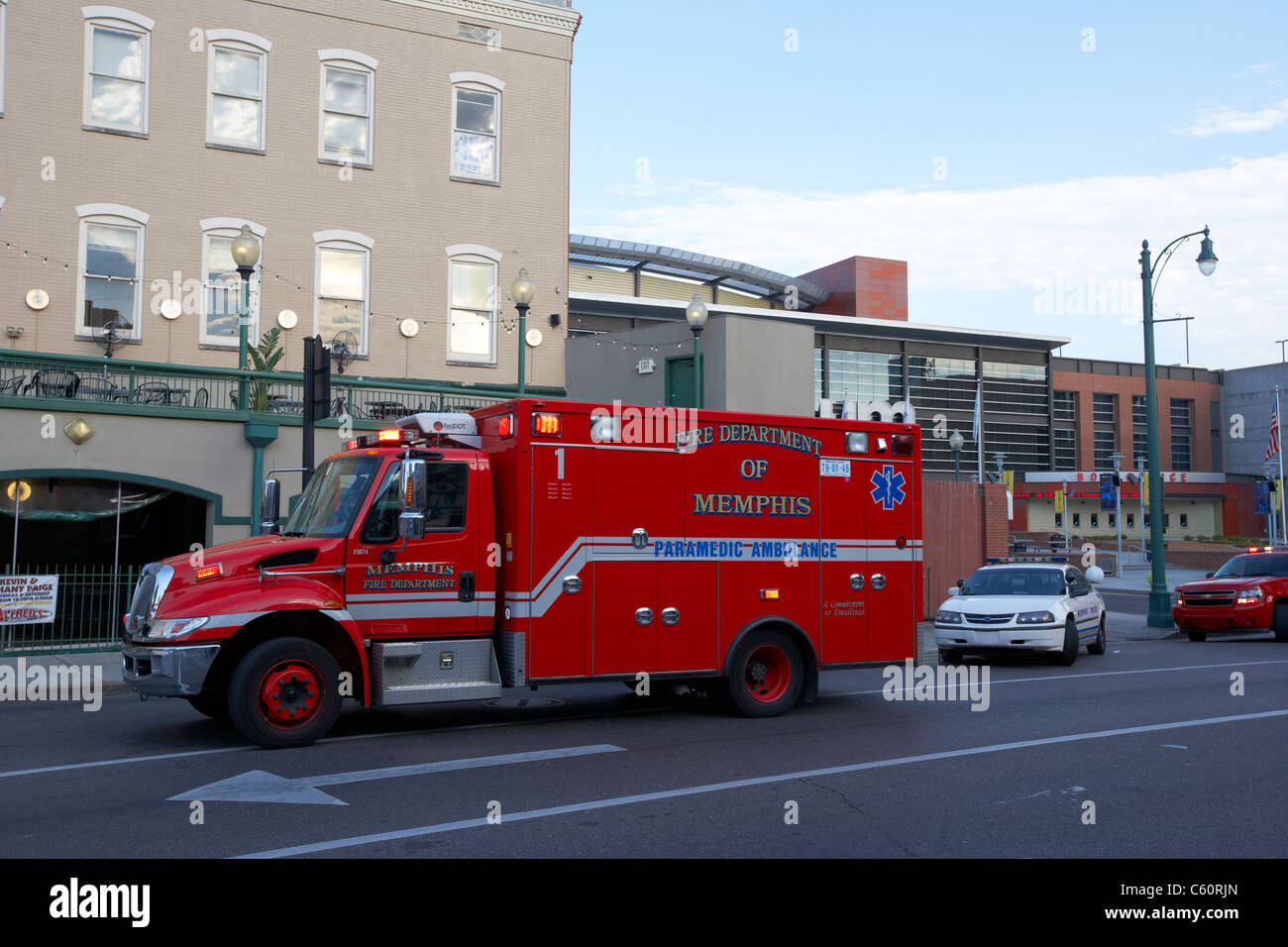 Vigili del fuoco di memphis paramedico ambulanza e polizia auto sulla strada tennessee Stati uniti america stati uniti d'America Foto Stock