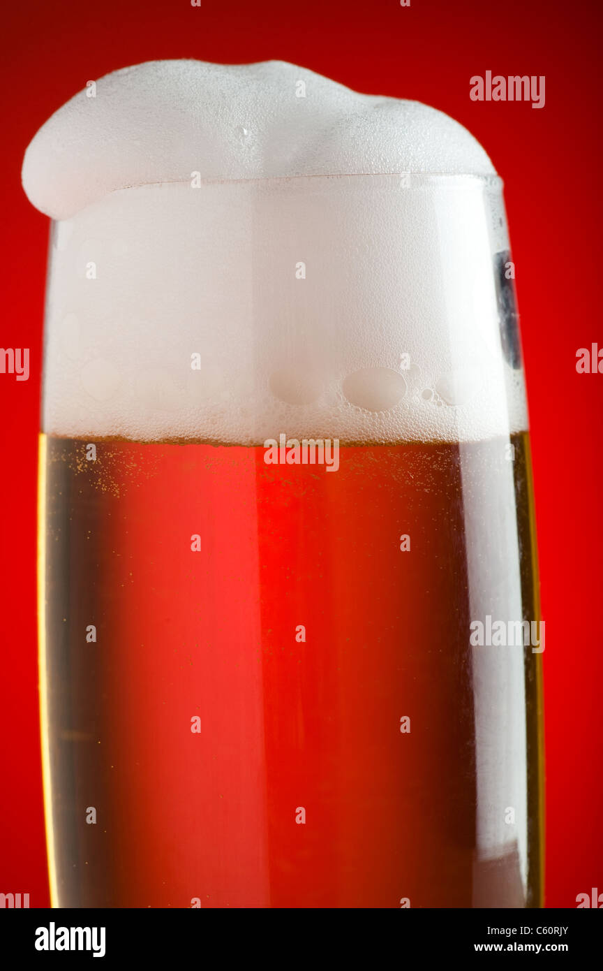 Oggetto sul rosso - un bicchiere di birra close up Foto Stock