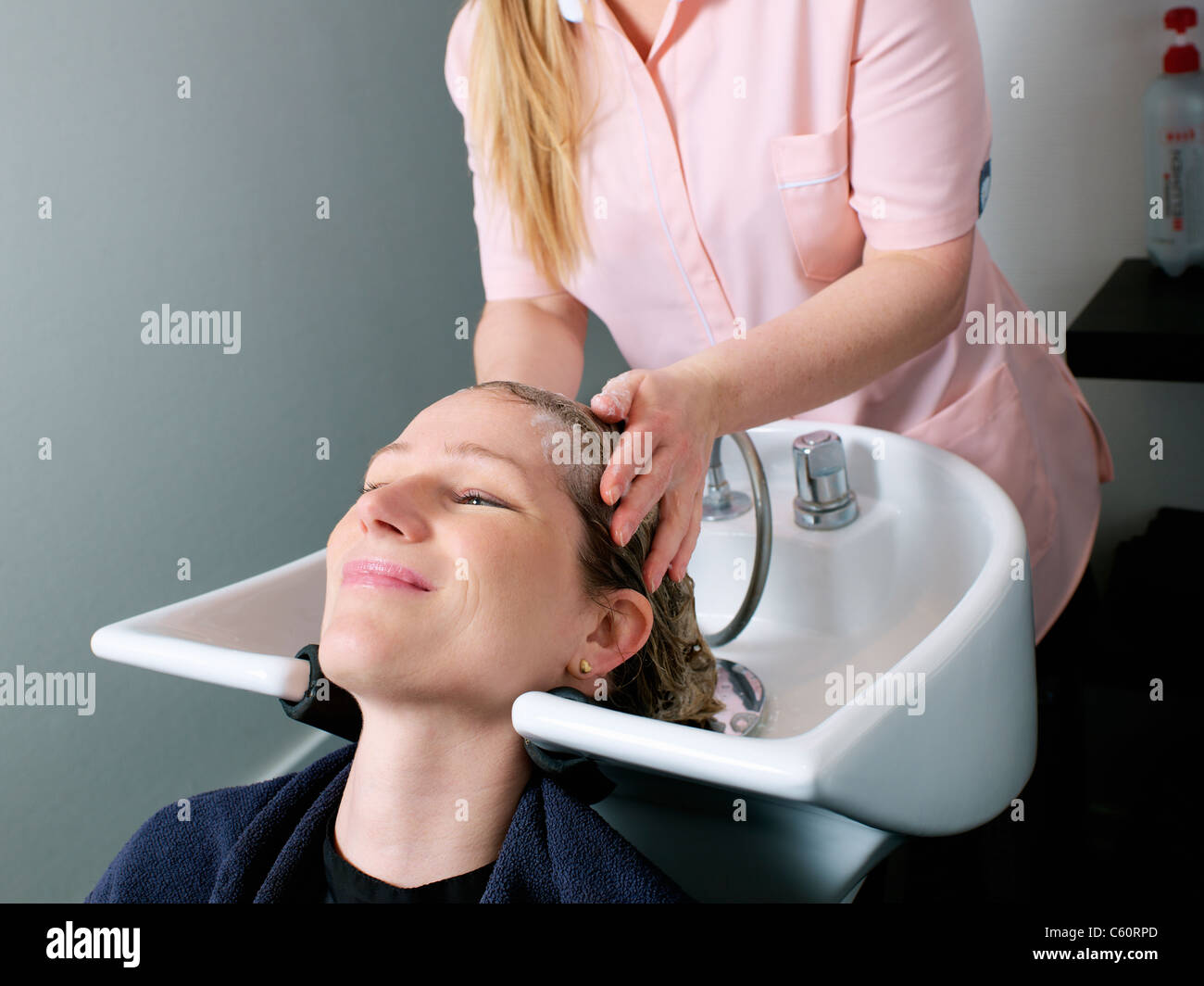 Donna con i capelli lavati in salone Foto Stock
