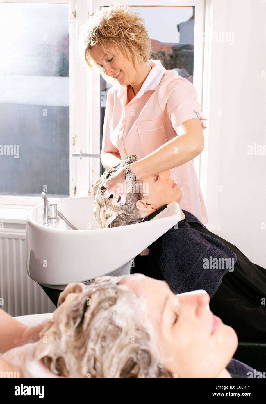 Parrucchiere lavaggio donna capelli Foto Stock