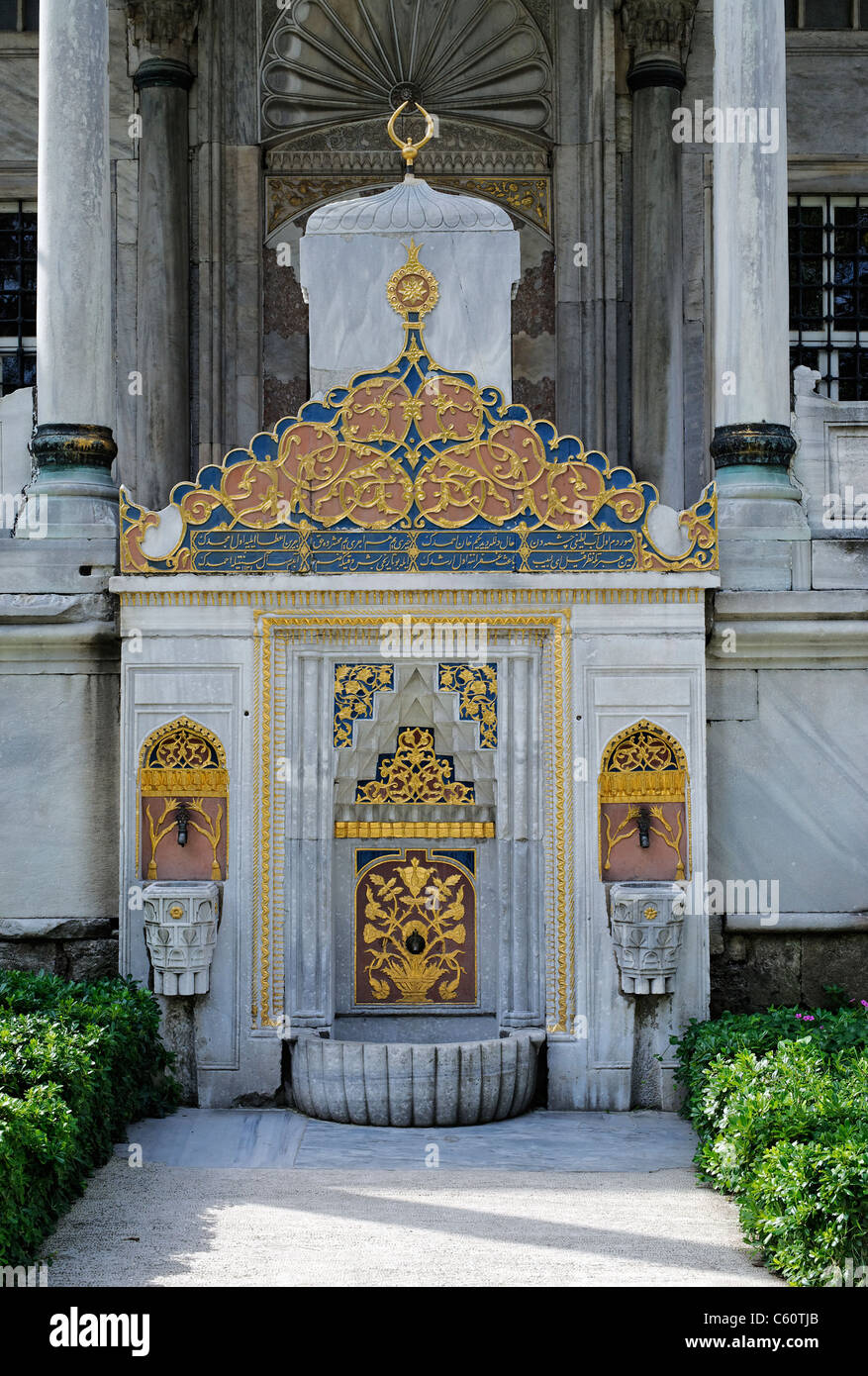 Fontana decorativa nel palazzo Topkapi a Istanbul Foto Stock