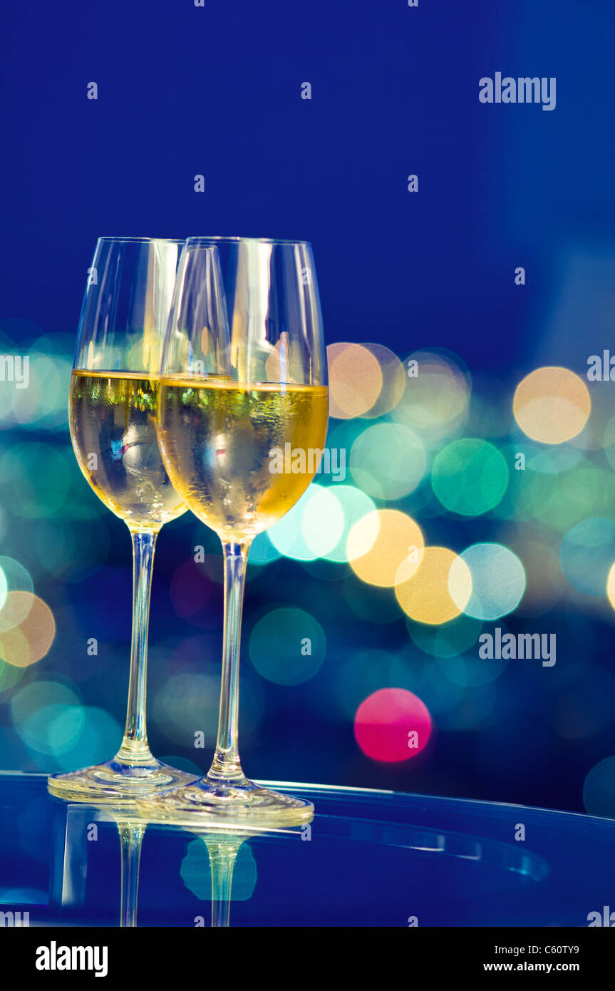 Bicchieri di champagne di fronte a una finestra nel cielo notturno Foto  stock - Alamy