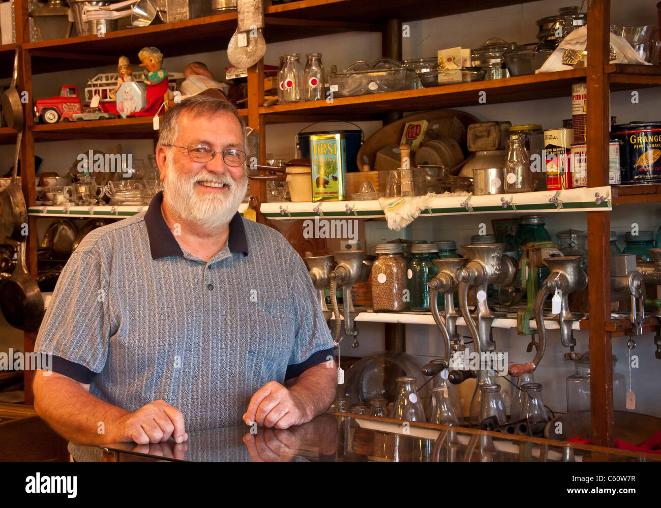 Virgelle proprietario Mercantile e commerciante d'antiquariato Don Sorenson; Virgelle, Montana. Foto Stock