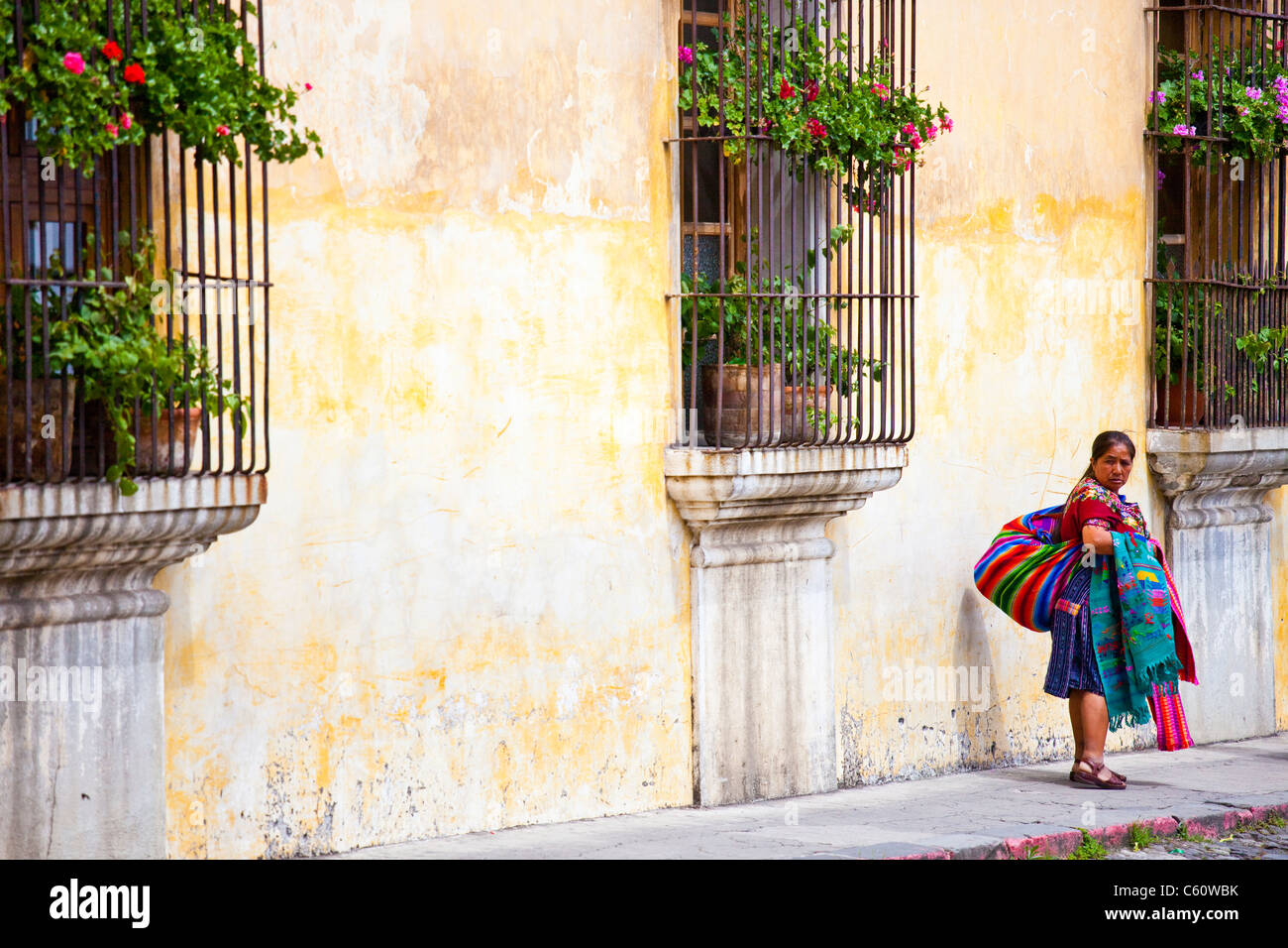 Donna indigena, Calle del Arco, Antigua, Guatemala Foto Stock