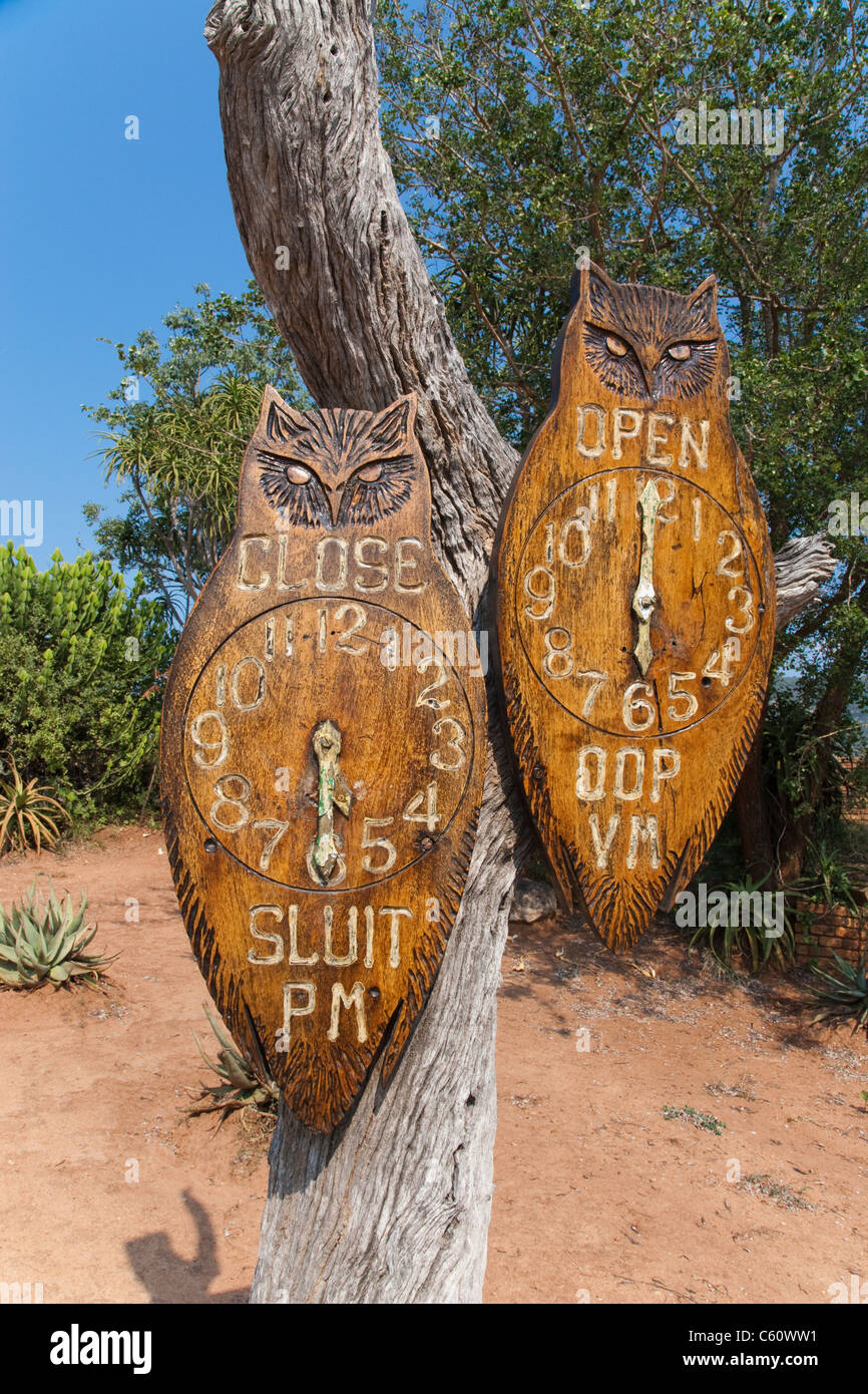 Tempi di gate segno, Berg-en-dal resto camp, Kruger National Park, Sud Africa Foto Stock
