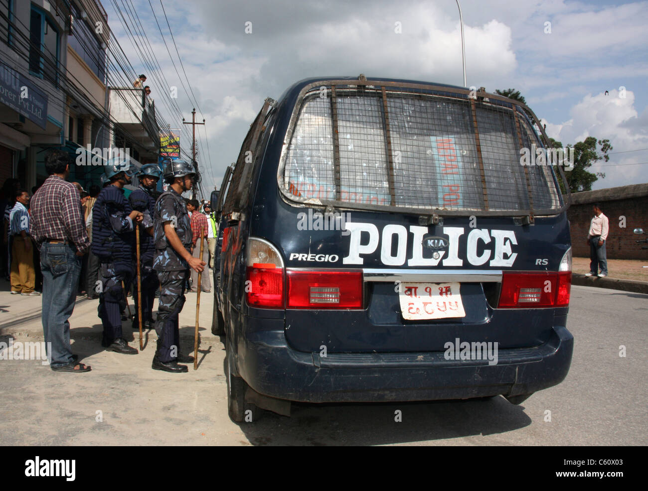 Polizia di Riot che ripara dietro il loro veicolo durante i saccheggi maoisti in Nepal di Kathmandu Foto Stock