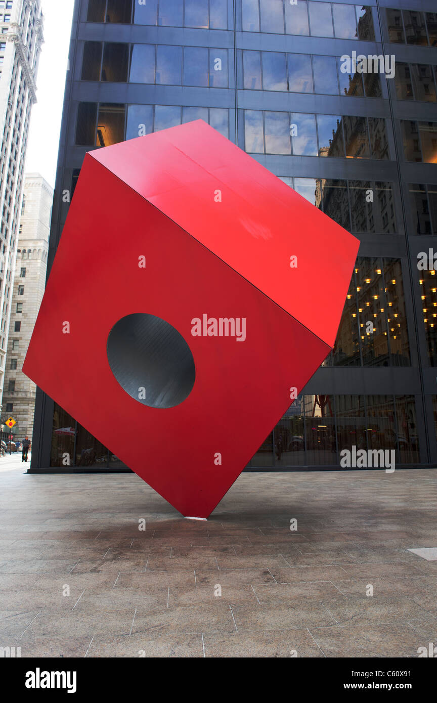 Isamu Noguchi Rosso di cubo su Broadway Street, New York City, Manhattan STATI UNITI D'AMERICA Foto Stock