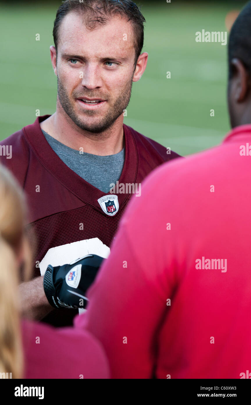 Washington Redskins sicurezza, Reed Doughty #37 firma autografi dopo il training camp a Redskins Park 2011 Foto Stock