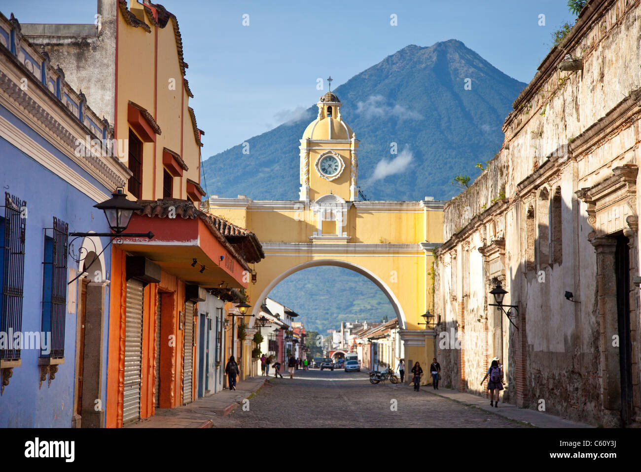 Volcan Agua, Santa Catalina Arch, Calle del Arco, Antigua, Guatemala Foto Stock