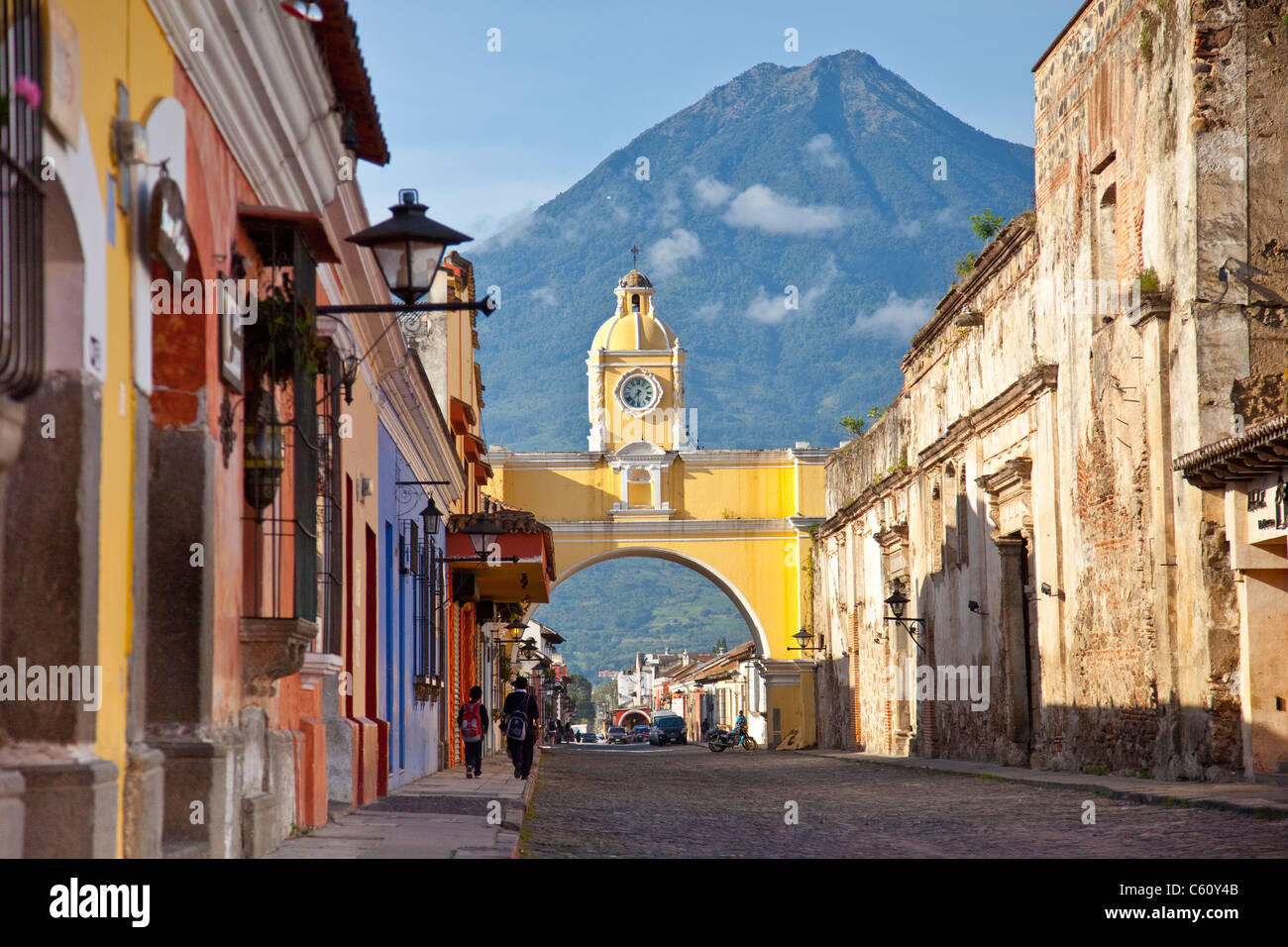Volcan Agua, Santa Catalina Arch, Calle del Arco, Antigua, Guatemala Foto Stock