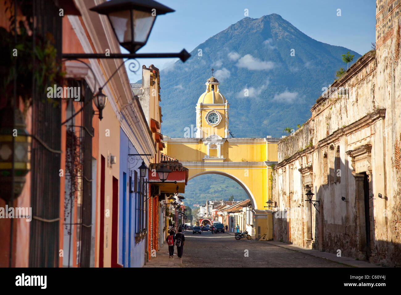 Volcan Agua, Santa Catalina Arch, Calle del Arco, Antigua, Guatemala Foto Stock