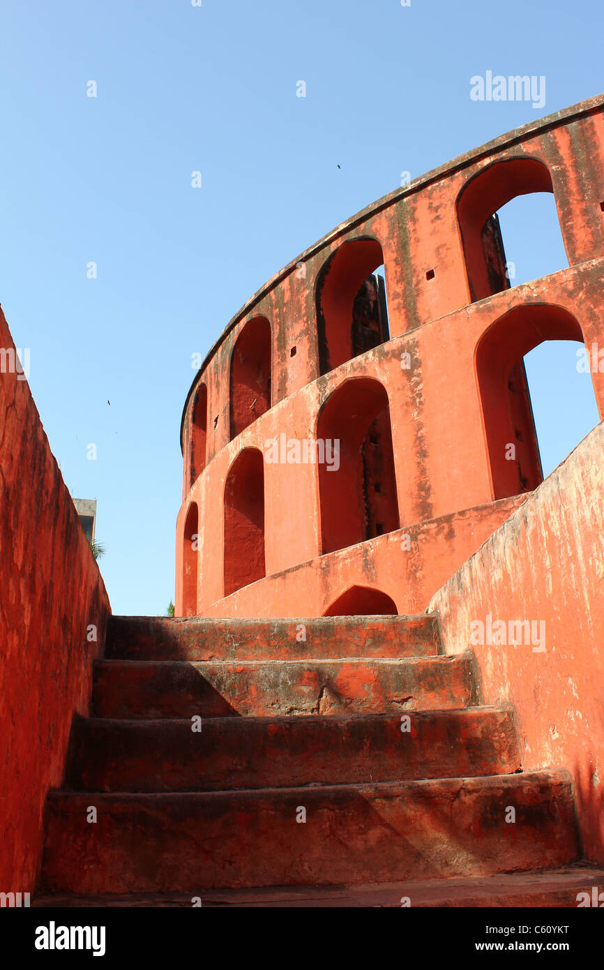 Jantar Mantar round pareti con scale Foto Stock