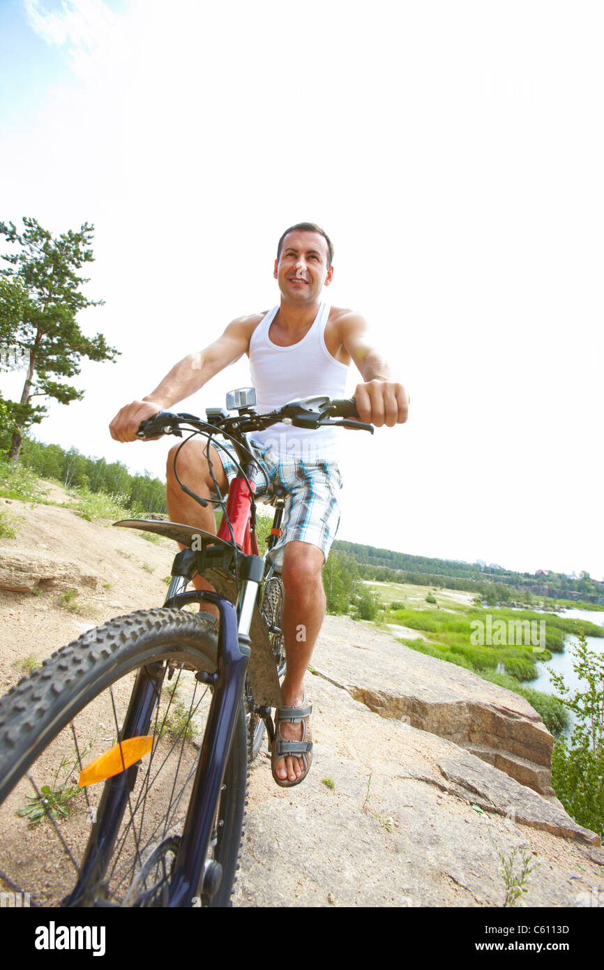 Uomo sportivo equitazione mountain bike Foto Stock