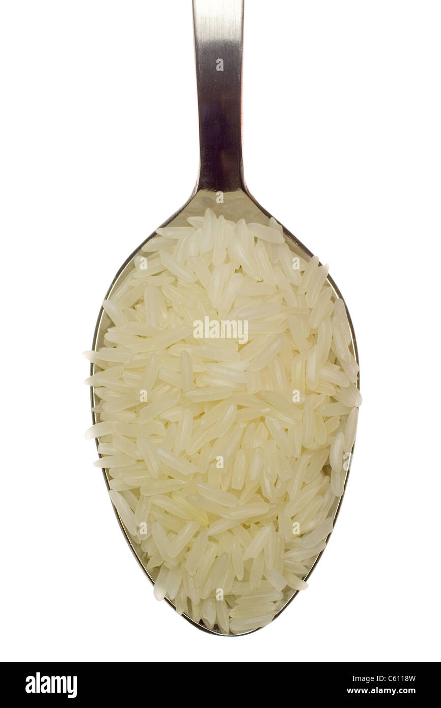 Cucchiaio di riso a grani lunghi isolati su sfondo bianco Foto Stock