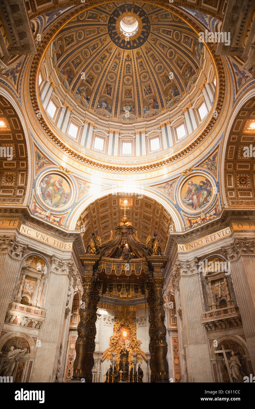 Italia, Roma, il Vaticano, Interno della Basilica di San Pietro, la cupola e altare papale Foto Stock