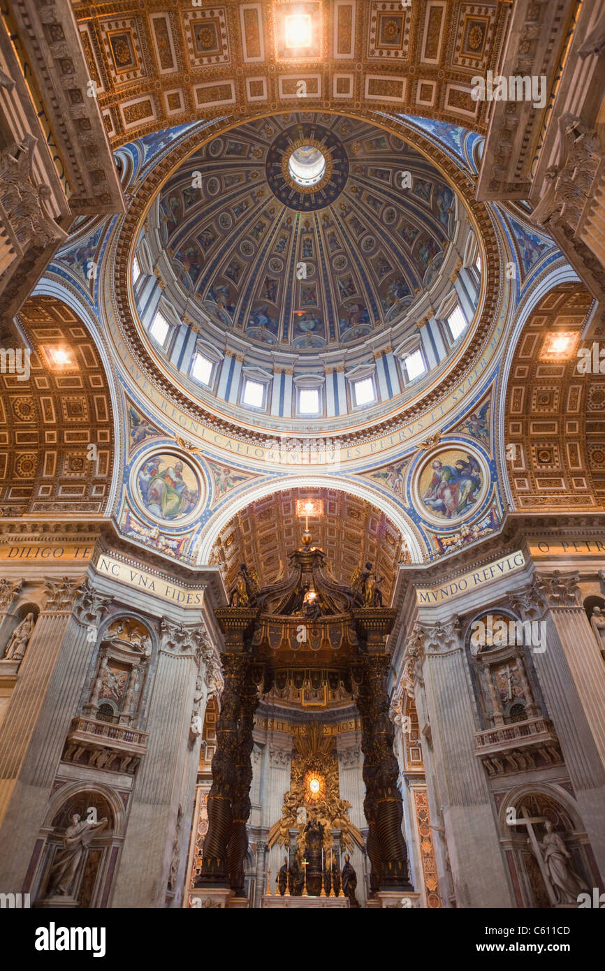 Italia, Roma, il Vaticano, Interno della Basilica di San Pietro, la cupola e altare papale Foto Stock