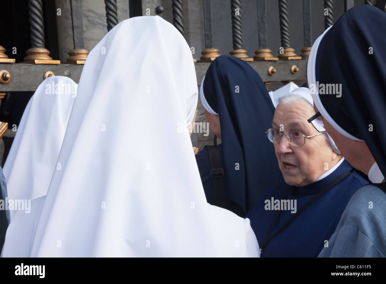 Italia, Roma, il Vaticano, monache a piedi la Basilica di San Pietro Foto Stock