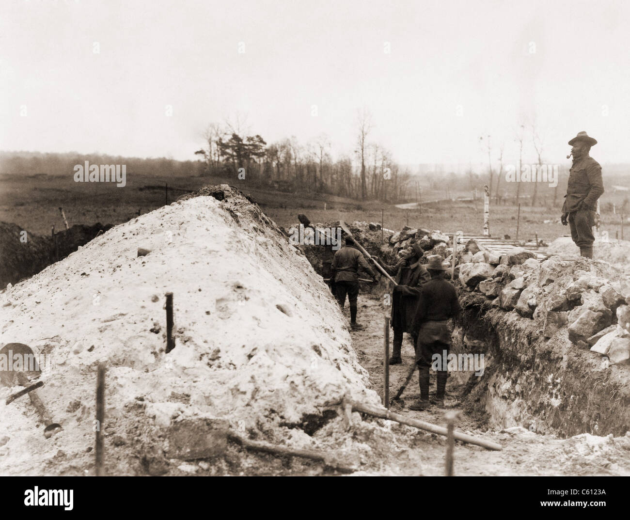 Afro-americano di soldati nel segregato U.S. Esercito durante la Seconda guerra mondiale mi sono impegnato in dovere di sepoltura. Essi stanno scavando trenchs per la messa di sepoltura nel cimitero a Fere-en-Tardenois (Oise-Aisne American Cimitero e memoriale). Dicembre 1918. Foto Stock