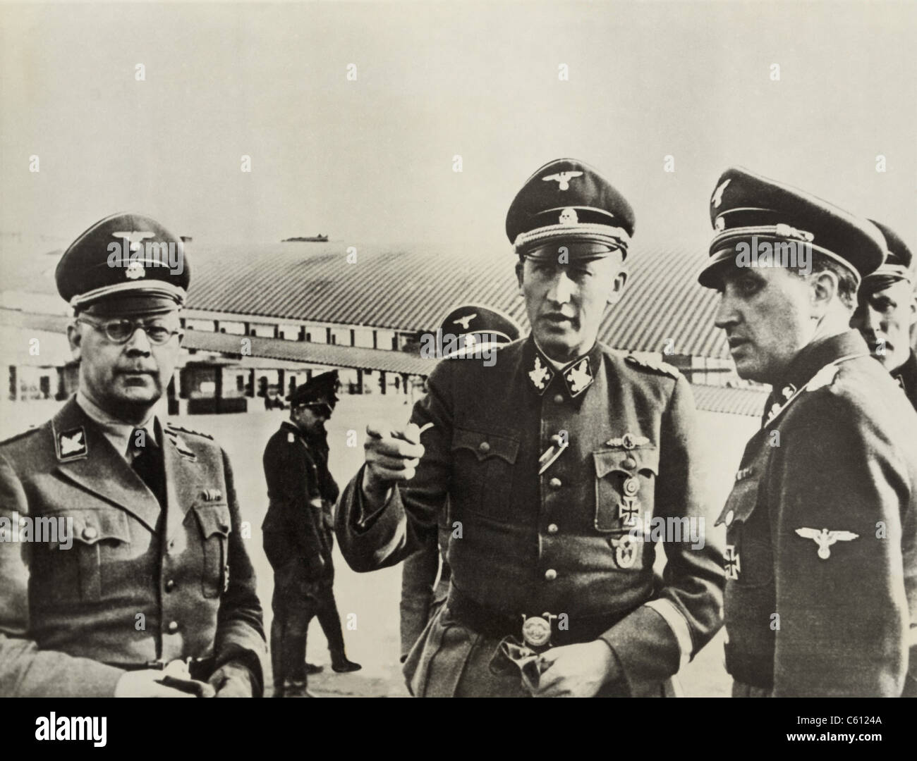 Carl Oberg (a sinistra) e Heydrich Reinhard (al centro), gli architetti dell'Olocausto di Hitler, a Parigi, ca. 1940-42. Foto Stock