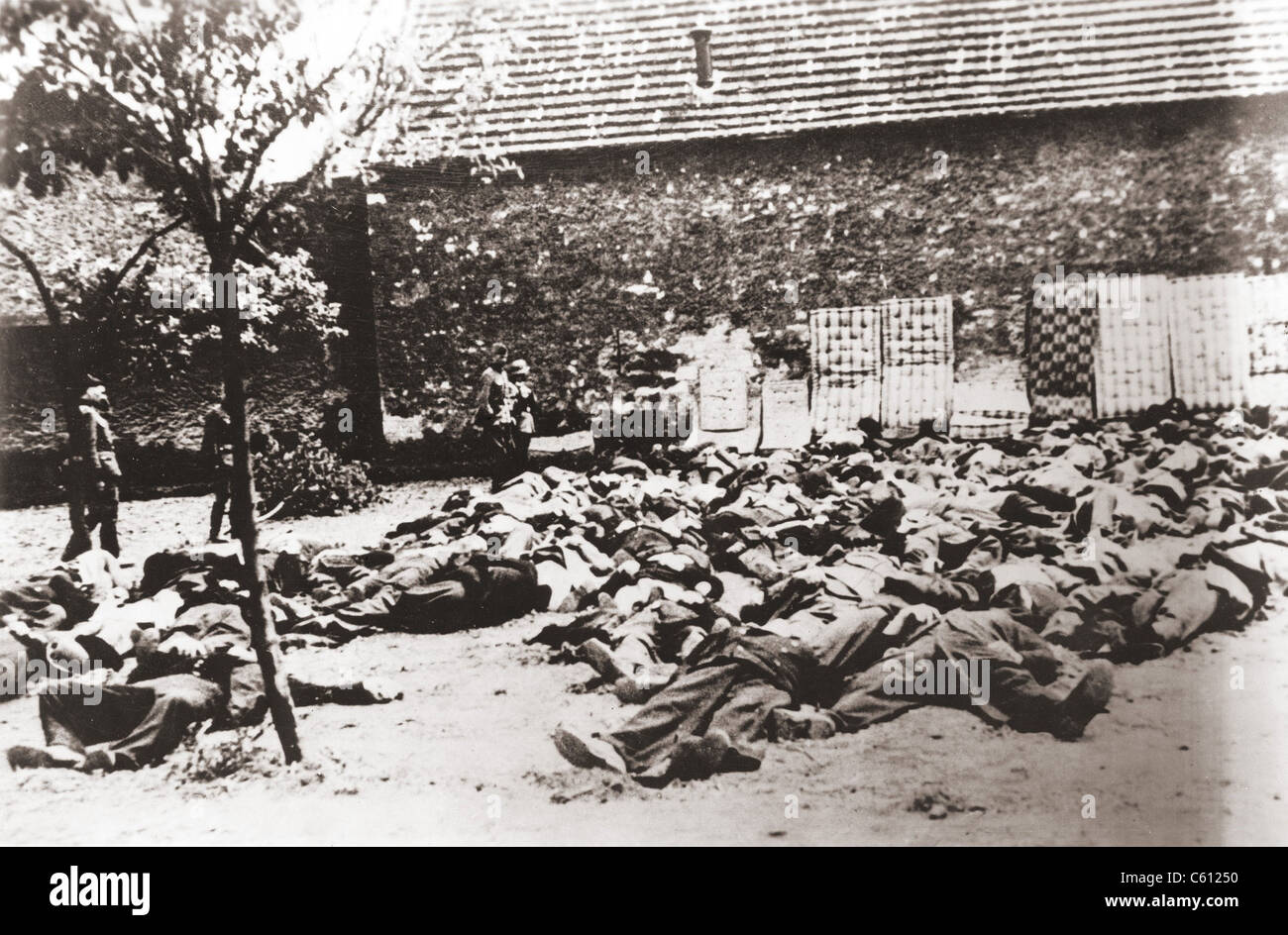 I soldati tedeschi in piedi da cadaveri dopo l'esecuzione di massa di tutti gli uomini in Lidice, Cecoslovacchia, Giugno 1942. In ritorsione per l assassinio del Reichsfurher Reinhard Heydrich, 200 Lidice uomini furono girati e la città di donne e bambini sono stati inviati ai campi della morte. Giugno 1942. Foto Stock
