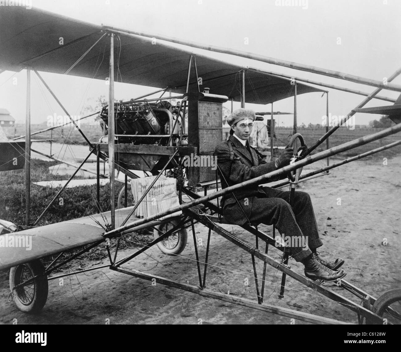 Glenn Martin (1886-1955), offrendo quotidiani nel suo aereo. Egli costruì il suo primo aereo nel 1909, e il suo primo aereo fabbrica nel 1912 a Los Angeles, California. Egli ha promosso con successo i suoi aerei da acrobazia aerea e altri attenzione getting espedienti. Ca. 1911. Foto Stock