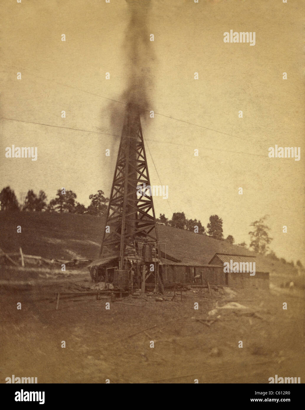 Gusher produca olio dalla cima di una torre di trivellazione al Lady Hunter ben vicino Città Petrolia, Pennsylvania. Ca. 1880 Foto Stock