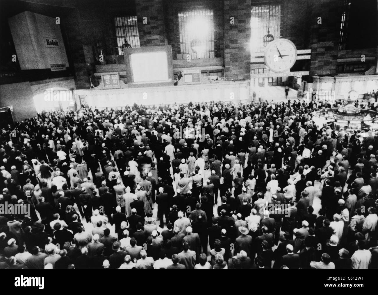 Centinaia di persone si sono radunate davanti ad un grande schermo televisivo di New York Grand Central Station per guardare la copertura del Presidente Foto Stock