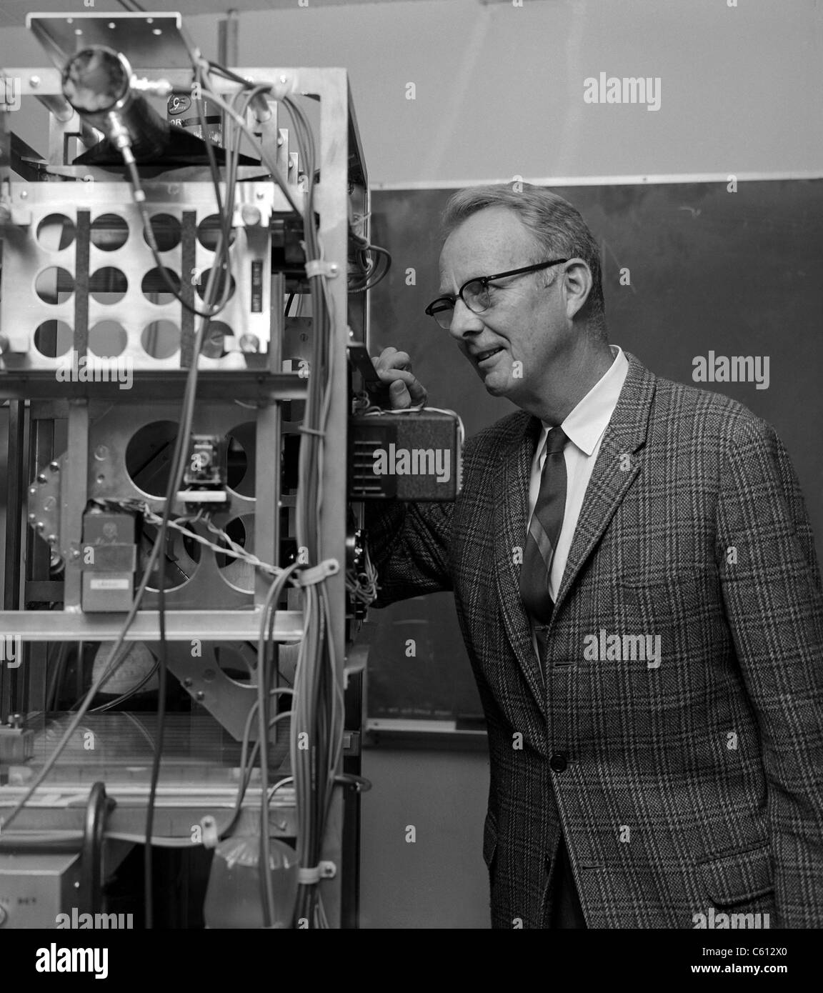 Luis W. Alvarez (1911-1988), fisico americano ha assegnato il Premio Nobel per la Fisica nel 1968 per la scoperta di molte subatomica Foto Stock
