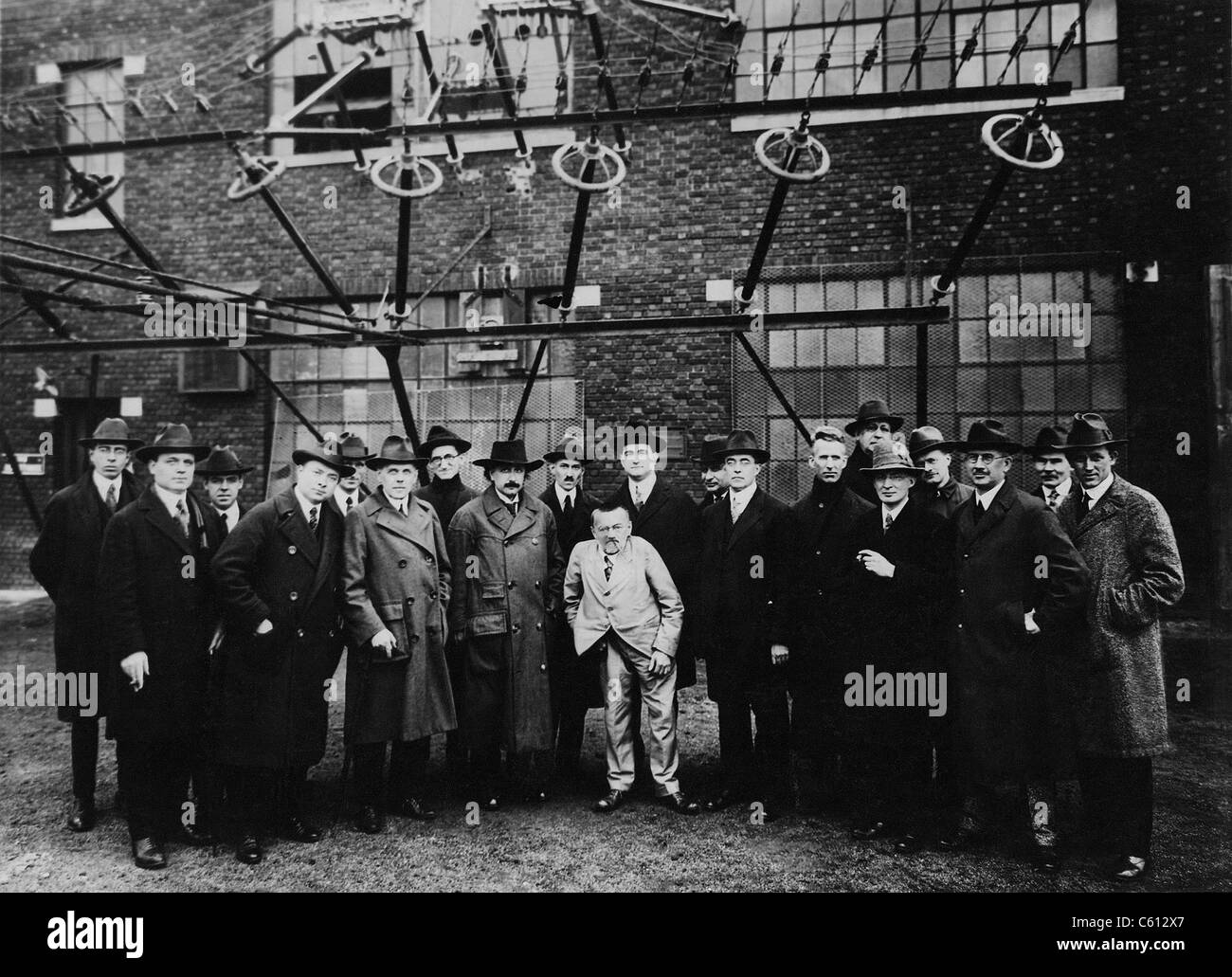 David Sarnoff effettuato un sopralluogo tour della RCA impianto wireless in New Jersey nel 1921 per alcuni dei più grandi scienziati, compresi Einstein, Tesla, Steinmetz e Langmuir. Da sinistra a destra sono: tre uomini non identificati, David Sarnoff, Thomas J. Hayden, Ernst Julius Berg, S. Benedetto, Albert Einstein, Nikola Tesla, Charles Proteus Steinmetz, A.N. Orafo, A. Malsin, Irving Langmuir, Albert W. Hull, E.B. Pillsbury, Saul Dushman, Richard Howland Ranger, George Ashley Campbell e due uomini non identificati. Foto Stock