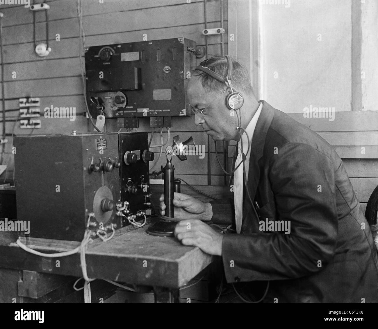 Technologist presso l'U.S. Naval Research Laboratory il funzionamento di un telefono collegato alle apparecchiature elettroniche. 1925. Foto Stock