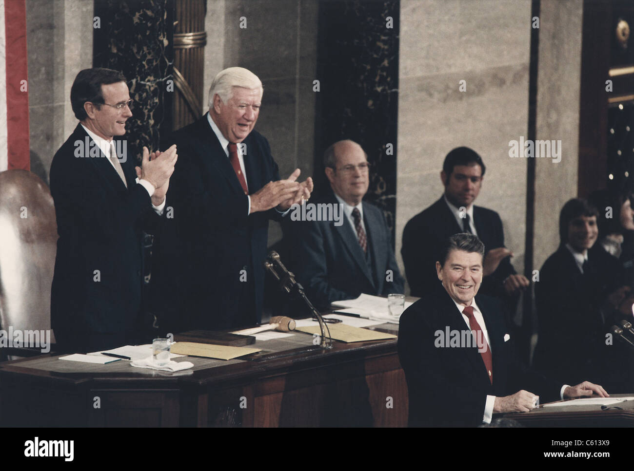 Il presidente Reagan riceve una standing ovation durante il suo discorso sullo stato dell'Unione al Congresso. Dietro di lui sono Vice Presidente George Bush a sinistra e speaker di punta della casa O'Neill. Il 25 gennaio 1984. (BSLOC 2011 2 5) Foto Stock