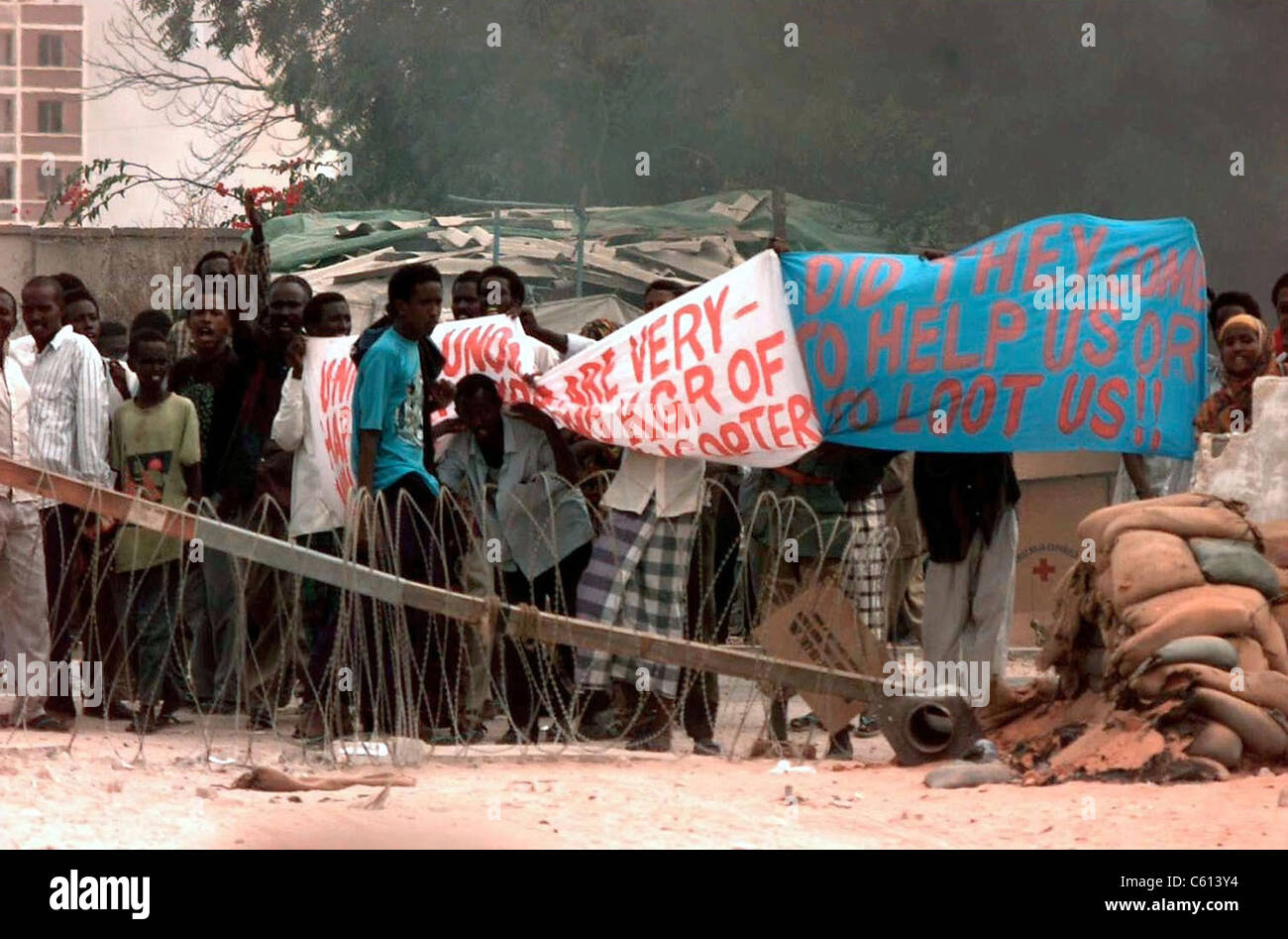 Civili somali protestare la presenza dell ONU per la maggior parte delle forze degli Stati Uniti a Mogadiscio presso l'U.S. Ambasciata in Somalia. Il loro banner legge "id sono venuti per aiutarci o bottino us ' febbraio 1 1993. (BSLOC 2011 3 31) Foto Stock