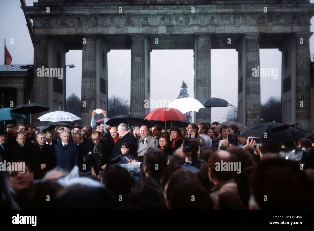 Apertura ufficiale della Porta di Brandeburgo al confine tra Berlino Ovest e Berlino Est a Dic. 22 1989. Frequentando i leader West Il cancelliere tedesco Helmut Kohl Est Presidente tedesco Hans Modrow e a ovest e a est di Berlino Sindaci Moper Giczy e. (BSLOC 2011 3 49) Foto Stock