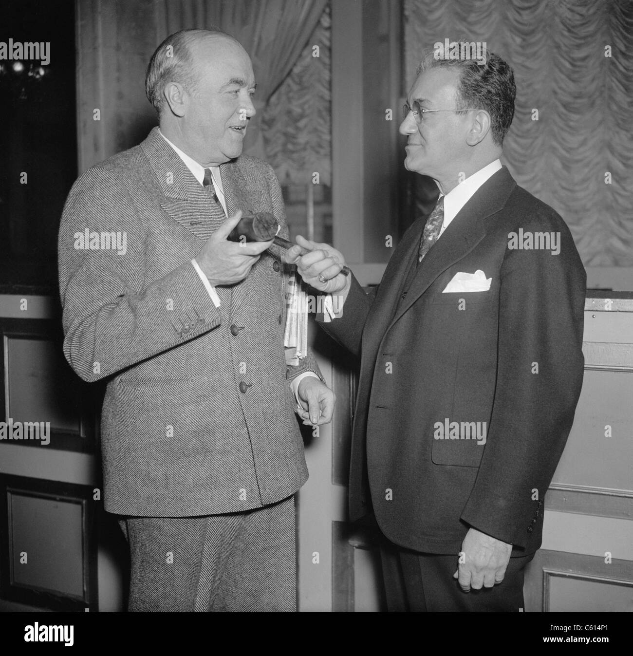 Ferdinando Pecora di destra sul New York Suprema Corte di giustizia ed ex difensore del Senato comitato bancario riceve un martello dopo la sua elezione a Presidente della nazionale Avvocati gilda. Pecora acquisito rilievo nazionale come chief counsel al Senato Ba (BSLOC 2010 18 50) Foto Stock