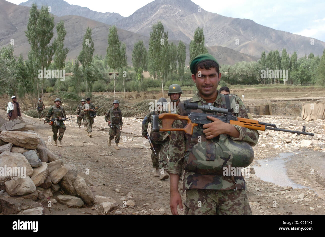 Soldati afgani patrol dietro U.S. Soldati nel villaggio Heheayat provincia di Wardak Afghanistan 7 agosto 2010., foto di:Everett raccolta(BSLOC 2011 6 79) Foto Stock