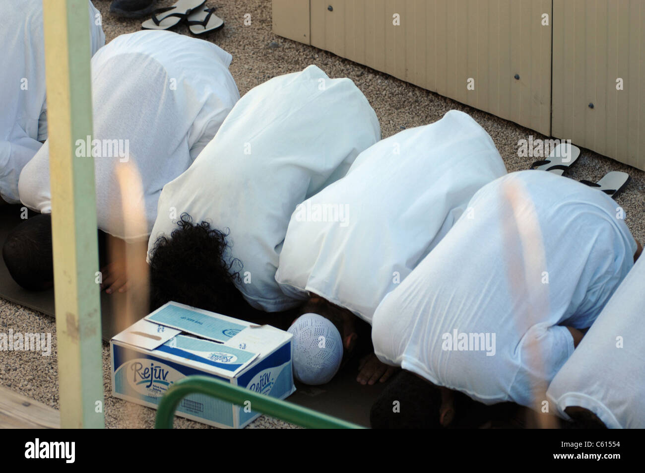 I detenuti Islamici che pregano a Camp Delta del carcere militare presso la stazione navale di Guantanamo Bay a Cuba. Il 24 gennaio 2008., foto di:Everett raccolta(BSLOC 2011 6 163) Foto Stock