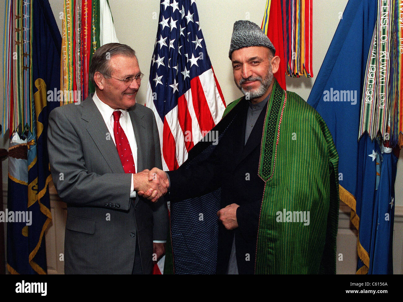 Donald H. Rumsfeld U.S. Sec. della Difesa saluta Hamid Karzai diritto Presidente del'amministrazione interinale afghana per sostituire il recentemente sconfitto governo talebano abbattuto del CENTCOM forze. Washington D.C. Gen 28 2002., foto di:Everett raccolta(BSLOC 2011 6 110) Foto Stock