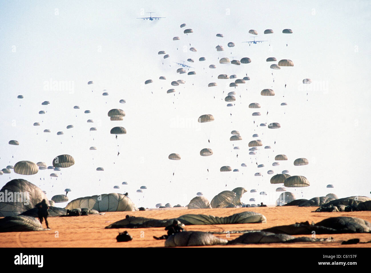 Paracadutisti dall'ottantaduesima divisione aerotrasportata di terreni a Palmerola Air Base in Honduras. Honduregni e U.S. Esercito Forze Speciali condotti esercizi per contrastare il Nicaragua tentativi di raid Contra rifugi sicuri in Honduras. 1.1988 genn., foto di:Everett raccolta(BSLOC 2011 6 124) Foto Stock