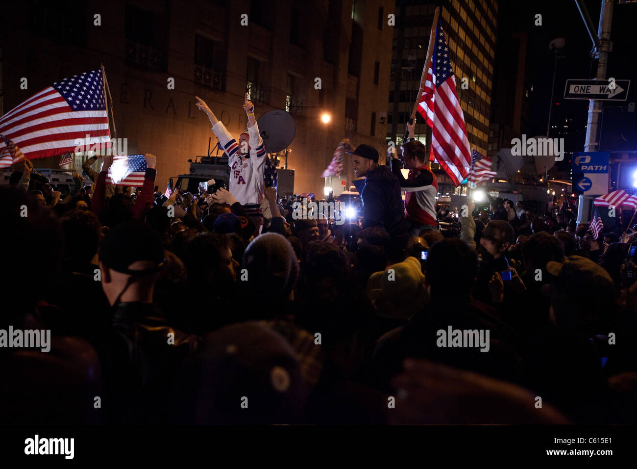 Manifestazione spontanea al sito del World Trade Center dopo il Presidente Obama ha annunciato che la US Navy Seals ucciso Osama Bin Laden nel corso di un raid sul suo nascondiglio Abbottabad in Pakistan. (BSLOC 2011 12 393) Foto Stock