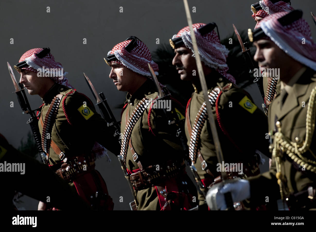 Jordanian onore guardie benvenuto ammiraglio Mike Mullen durante una cerimonia di arrivo in Amman Giordania Feb 16 2010. (BSLOC 2011 12 328) Foto Stock