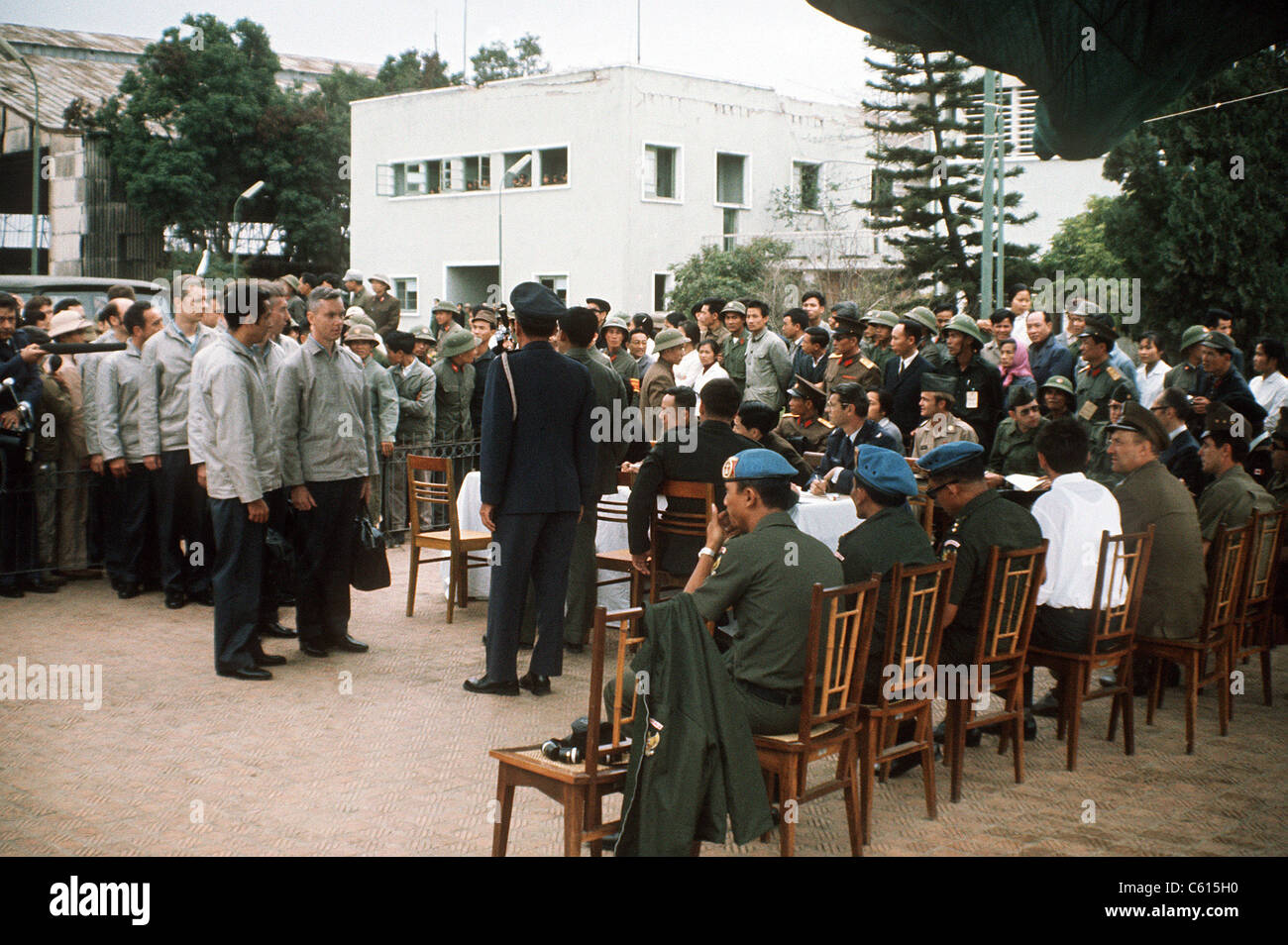 Panoramica dei comunicati stampa di noi prigionieri di guerra al Gia Lam aeroporto Vietnam Hanoi. Febbraio-aprile 1973. (BSLOC 2011 12 349) Foto Stock