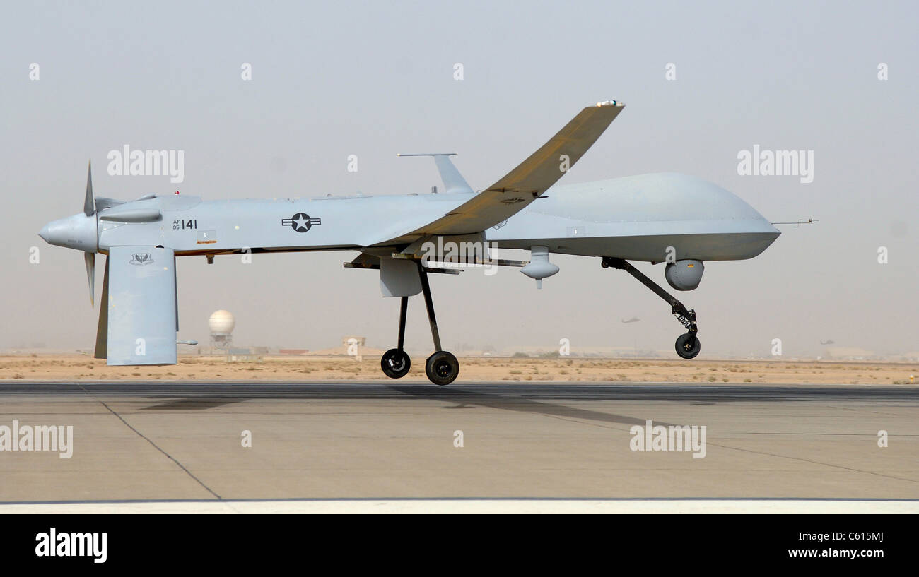 Predator drone un velivoli senza pilota decolla da Balad Air Base Iraq Giovedì 12 Giugno 2008. Il pilotato a distanza di aeromobili armati effettua voli di ricognizione e del Missile colpisce contro bersagli nemici. Il 10 giugno 2008. (BSLOC 2011 12 301) Foto Stock