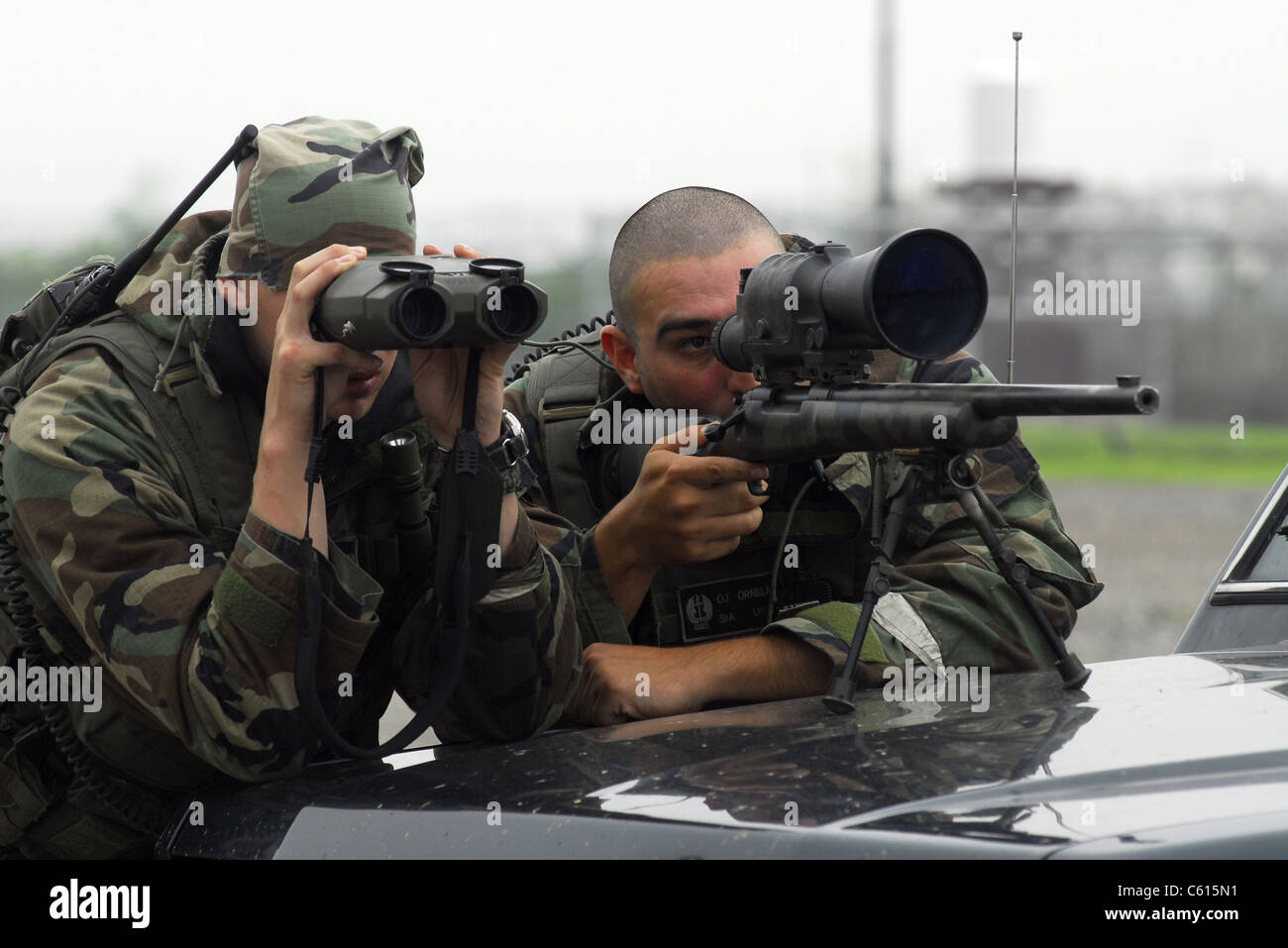 Un team di sniper ricerca di forze contrapposte durante un esercizio a Osan Air Base della Corea del Sud il 23 luglio 2008. (BSLOC 2011 12 312) Foto Stock