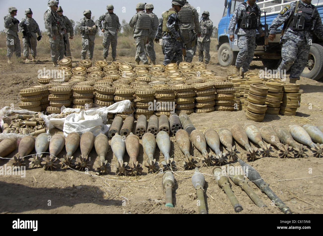 Nazionale iracheno e di polizia di soldati USA scopri le armi di cache di 29 120-mm colpi di mortaio 466 2.2 75 miniere miniere 2.4 sette cinesi 107-mm razzi e cinque granate lanciate con lanciarazzi. Nei pressi di Abu Thayla Iraq il 13 aprile 2008. (BSLOC 2011 12 309) Foto Stock