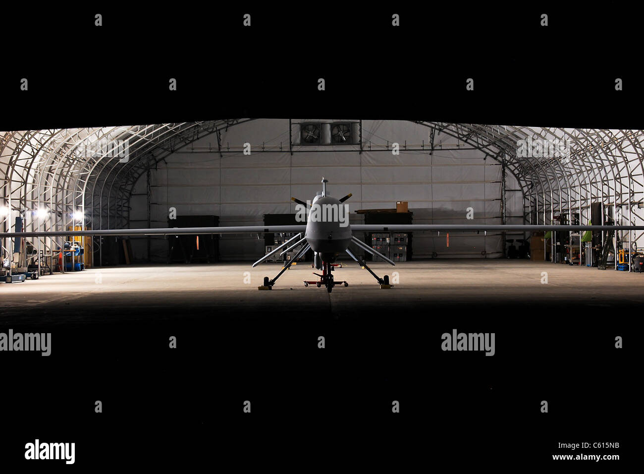 Predator drone un velivoli senza pilota può rimanere in volo per 24 ore ed eseguire la sorveglianza e gli attacchi missilistici mentre guidati in modo remoto da operatori umani in una posizione distante. (BSLOC 2011 12 316) Foto Stock
