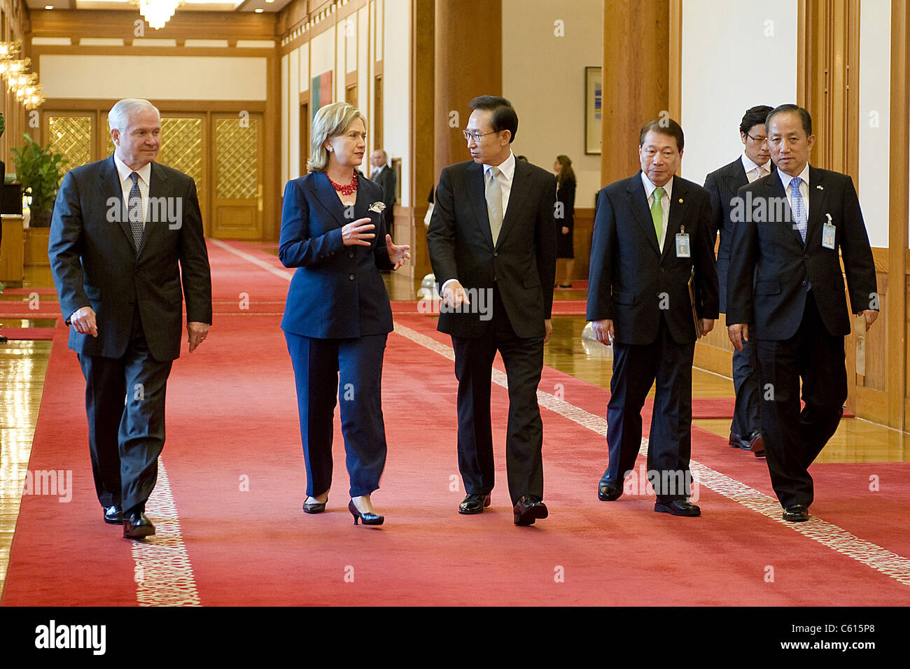 Robert Gates Hillary Clinton il Presidente sud coreano Lee Myung-bak Ministro degli Esteri sud coreano Yu Myung-hwan e della Corea del Sud il Ministro della Difesa di Kim Tae-giovani nella casa presidenziale a Seul in Corea del Sud. Il 21 luglio 2010. (BSLOC 2011 12 206) Foto Stock