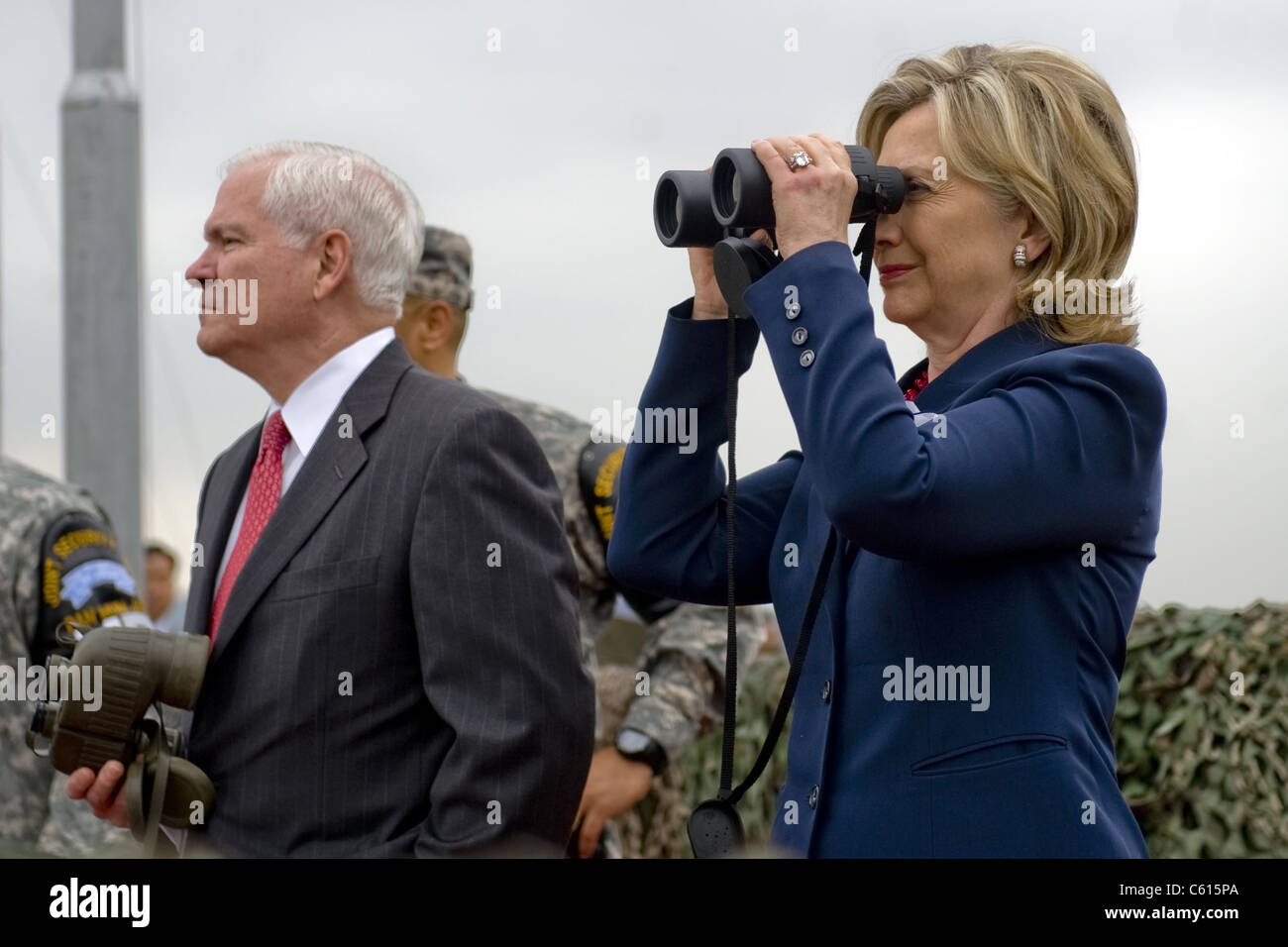 Hillary Clinton e Robert M. Gates si affacciano sulla Corea del Nord dal punto di osservazione Ouellette durante un tour della zona demilitarizzata in Corea del Sud. Il 21 luglio 2010. (BSLOC 2011 12 207) Foto Stock
