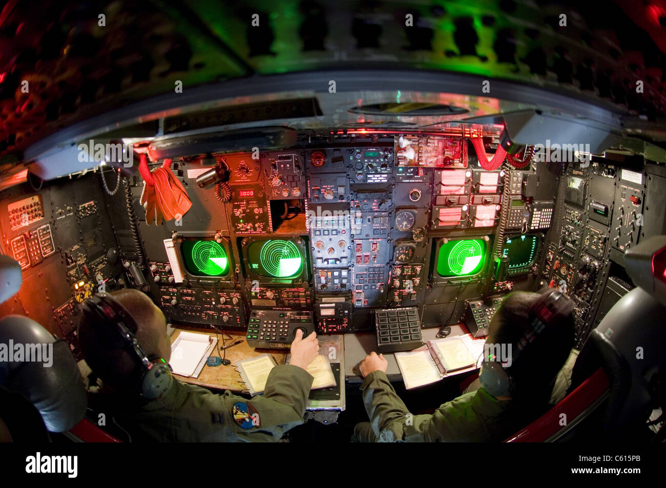 Officer presso la console sul ponte inferiore di un B-52. Il 21 agosto 2006. B-52s sono state introdotte nel 1955 e con continue modifiche sono ancora in lotta. 10 luglio 2010. (BSLOC 2011 12 210) Foto Stock