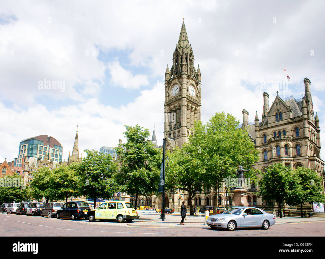 Manchester Town Hall di Manchester, Inghilterra. Il consiglio della città vittoriana in stile gotico municipio si vede attraverso Piazza Albert Foto Stock