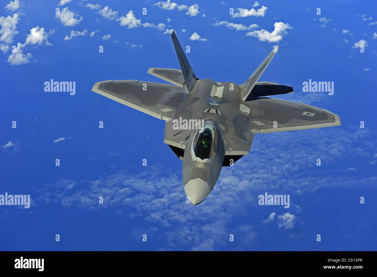 F-22 Raptor Fighter vola vicino a Guam. Introdotta nel 2005 ha velocità di precisione di agilità tecnologia stealth e un prezzo di 150 milioni di euro. Febbraio 16 2010. (BSLOC 2011 12 225) Foto Stock